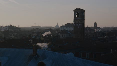 Vista-Del-Paisaje-Urbano-Del-Amanecer-Veneciano-Con-Campanario-Histórico