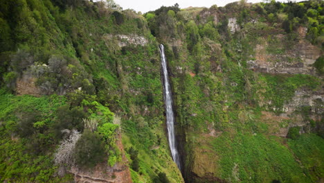 Flying-to-waterfall-in-green-mountains,-Rocha-do-Navio,-Madeira,-Portugal