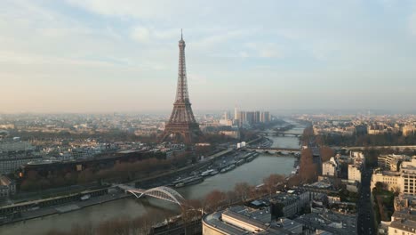 Passerelle-Debilly-Footbridge-seen-from-right-bank-of-Seine-river-with-Tour-Eiffel-tower-in-background,-Paris-in-France