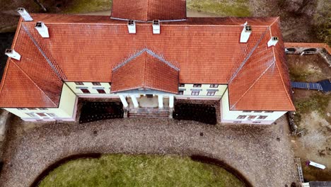 Neoklassizistisches-Durbe-Herrenhaus-In-Tukums,-Lettland