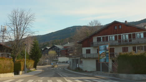 Schwenk-über-Ein-Dorf-In-Den-Französischen-Alpen---Les-Carroz-In-Frankreich