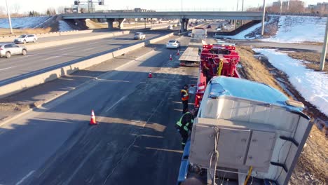 Accidente-De-Camión-En-La-Red-De-Autopistas-Canadienses-Carretera-Bloqueada-Montreal-Quebec-Canadá