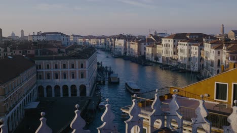 Venedigs-Canale-Grande-Zur-Goldenen-Stunde,-Blick-Auf-Die-Stadt