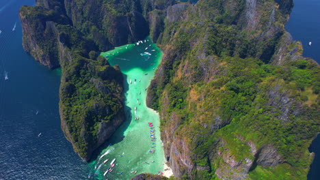Drohne-Fliegt-über-Das-Majestätische-Inselparadies-Phi-Phi