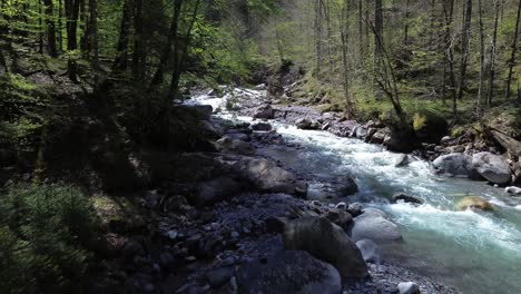 4K-Drohne-Fliegt-Entlang-Eines-Idyllischen-Flusses-Mit-Kristallklarem,-Türkisfarbenem-Wasser,-Umgeben-Von-Wald