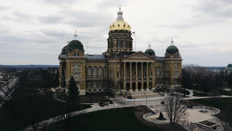 Drone-shot-approaching-Iowa's-state-capitol-building