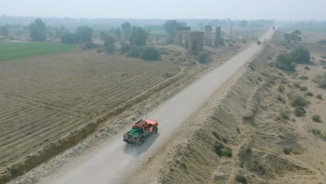 Toma-Aérea-De-Un-Jeep-4x4-En-Sindh-Durante-El-Día-En-Pakistán