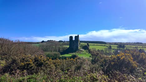 Zeitraffer-Der-Burg-Im-Ländlichen-Waterford,-Irland.-Die-Ruinen-Der-Historischen-Burg-Dunhill-An-Einem-Windigen-Frühlingstag-Mit-Wolken,-Die-über-Eine-Idyllische-Irische-Szene-Ziehen.