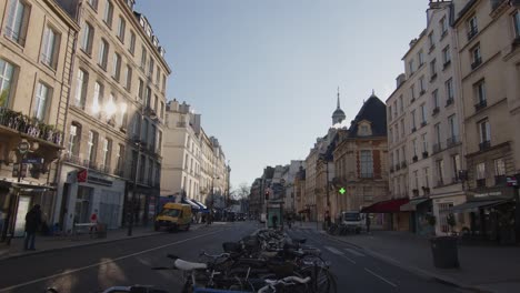 Ikonische-Pariser-Avenue-Mit-Fahrrädern-Und-Logos,-Statische-Ansicht