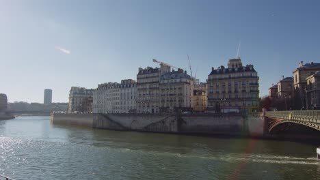 Hermoso-Río-Sena-En-Un-Día-Soleado,-Paisaje-Urbano-De-París-A-Orillas-Del-Río