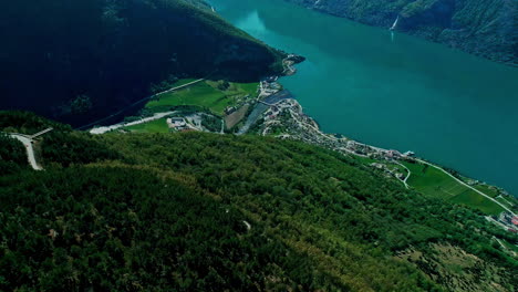Norwegen-Berge-Fjord-Aussicht-Schöne-Natur-Natürliche-Landschaft-Luftdrohne