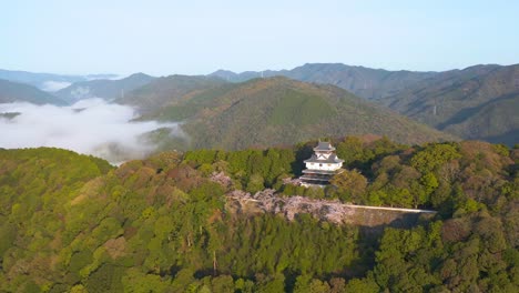 Castillo-De-Iwakuni-En-Japón,-Toma-Aérea-De-Las-Montañas-Yamaguchi