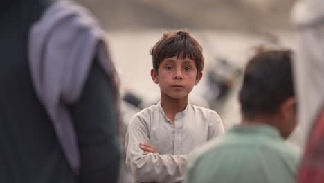 Nahaufnahme-Eines-Pakistanischen-Jungen-Mit-Unscharfem-Hintergrund-Und-Selektivem-Fokus