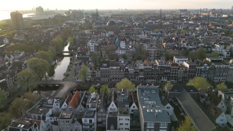 Amsterdam,-Países-Bajos,-En-Una-Hermosa-Mañana-De-Primavera-En-La-Temporada-De-Tulipanes:-Avance-Estableciendo-Un-Disparo-Con-Drones