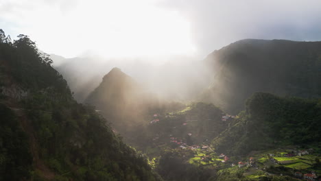 Sonnenschein-Auf-Dem-Grünen-Berg-Im-Dunstigen-Tal,-Natur-Von-Madeira,-Drohnenflug-Aus-Der-Luft