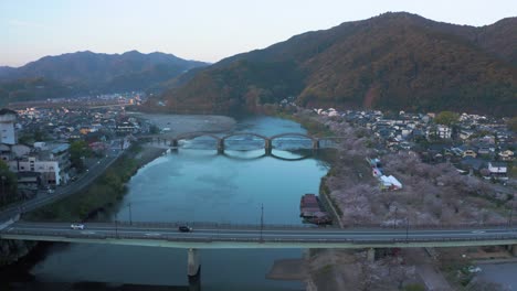 Japón-En-Primavera-Estableciendo-Una-Toma-Del-Puente-Kintaikyo-En-Iwakuni,-Inclinación-Aérea