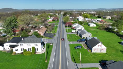 Calle-Recta-Con-Coches-En-Zona-Rural-De-La-Ciudad-Americana.