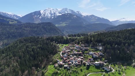 Trin-Stadt-In-Der-Schweiz,-Umgeben-Von-Waldbäumen-Im-Frühling