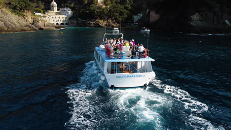 Vista-Aérea-Siguiendo-El-Ferry-Turístico-De-Golfo-Paradiso-Acercándose-A-La-Abadía-De-San-Frutuoso,-En-Italia