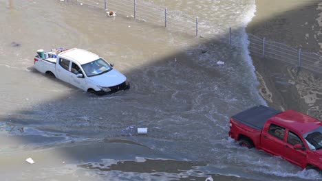 El-17-De-Abril-De-2024,-Aparecieron-Escenas-De-Carreteras-Y-Calles-Inundadas-En-Los-Emiratos-Árabes-Unidos-Tras-Unas-Lluvias-Récord.