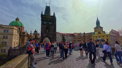 Slowmotion-Ansicht-Eines-Touristischen-Spaziergangs-über-Eine-Brücke-Im-Historischen-Stadtzentrum-Von-Prag