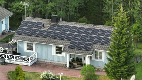 Teleobjetivo-Teledirigido-Inclinándose-Lejos-De-Una-Casa-Familiar-Alimentada-Por-Energía-Solar,-Día-De-Verano