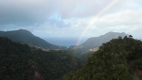 Arco-Iris-En-Una-Hermosa-Vista-A-La-Montaña,-Vista-De-Madeira-En-El-Miradouro-Do-Cobouco