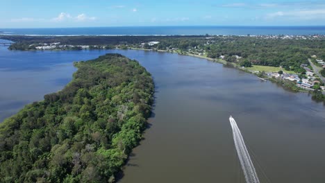 Crucero-En-Lancha-Motora-Por-El-Río-Tweed-A-Lo-Largo-Del-Chinderah-En-Nueva-Gales-Del-Sur,-Australia