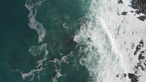 4K-Ansicht-Von-Oben:-Atemberaubendes-Blaues-Wasser,-Das-Auf-Küstenfelsen-In-Pacific-Grove-In-Monterey-Bay,-Kalifornien,-Stürzt