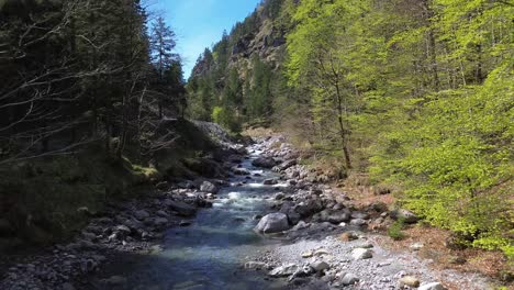 4K-Drohnenflug-Durch-Ein-Gebirgstal-Mit-Idyllischem-Fluss-Mit-Kristallklarem,-Türkisfarbenem-Wasser-In-Europa