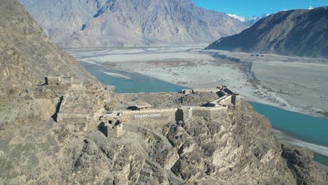 Drohnenaufnahme-Der-Festung-Kharpocho-In-Der-Stadt-Skardu,-Pakistan,-Tagsüber