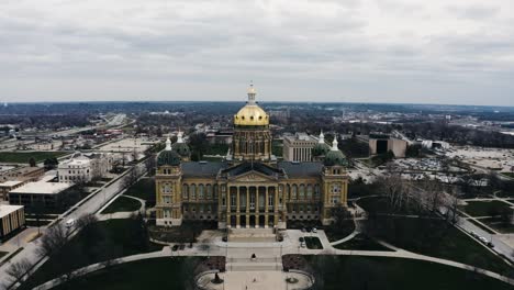 Aerial-view-pulling-away-from-Iowa's-state-capitol-building