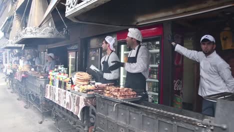 Verkäufer-Von-Gegrilltem-Essen-In-Einem-Alten-Beliebten-Izmaylovo-Markt-In-Moskau