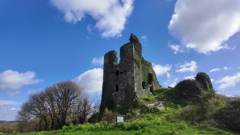 Imposante-Ruinen-Von-Dunhill-Castle-Auf-Einem-Hügel-In-Waterford,-Irland-An-Einem-Hellen,-Sonnigen-Tag-Mit-Blauem-Himmel-Und-Weißen-Wolken,-Die-An-Der-Von-Cromwell-Zerstörten-Und-Nie-Wieder-Aufgebauten-Burg-Vorbeiziehen