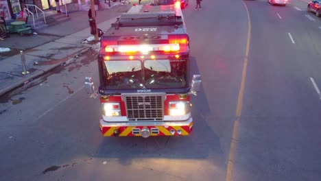 Brigada-De-Camiones-De-Bomberos-Con-Luces-De-Peligro-En-Respuesta-A-Un-Incendio-En-Montreal,-Canadá