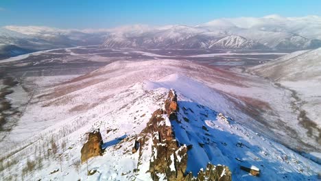 Volando-Sobre-La-Cresta-De-Una-Montaña-En-Un-Dron-De-4k-En-Invierno