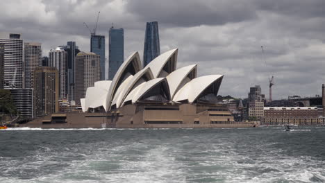 Das-Opernhaus-Von-Sydney-Von-Einer-Fähre-Aus-Gesehen,-Die-Vom-Zentralen-Geschäftsviertel-Von-Sydney-Wegfährt