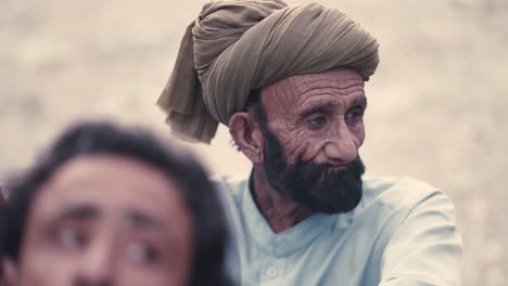 Vista-Frontal-Del-Pobre-Anciano-Sentado-En-Iftar-Drive-De-Baluchistán,-Pakistán