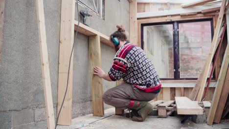 Hombre-Poniendo-Soporte-En-La-Pared-Del-Invernadero-Durante-La-Construcción