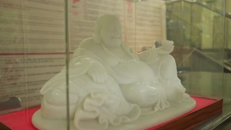 Wohlhabende-Buddha-Statue-Mit-Einem-Weißen,-Lächelnden,-üppigen-Bauch,-Der-Glück-Symbolisiert