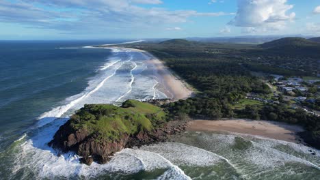 Olas-Del-Océano-Rompiendo-En-Norries-Headland,-Cabarita-Beach-Y-Maggies-Beach-En-Nueva-Gales-Del-Sur,-Australia