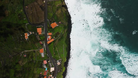 Vista-Superior-De-Drone-Del-Pueblo-De-Sao-Vicente,-Mar,-Olas,-Desde-Arriba,-Vista-Aérea-De-Madeira