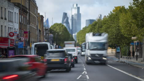 Lapso-De-Tiempo-Del-Tráfico-Callejero-De-Londres-Entrando-Y-Saliendo-De-La-Ciudad-Con-Rascacielos-Desenfocados-Usando-Poca-Profundidad-De-Campo-En-El-Fondo