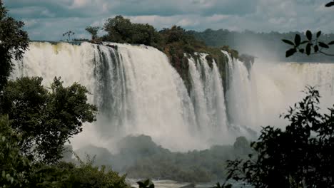 El-Mayor-Complejo-De-Cascadas-De-Las-Cataratas-Del-Iguazú-En-Argentina---Frontera-Con-Brasil,-América-Del-Sur.