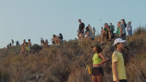 Turistas-Viendo-El-Amanecer-Desde-La-Isla-Padar-En-Indonesia