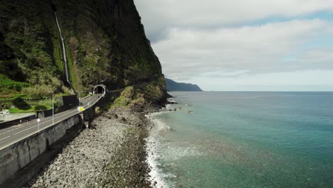 Drohne-Von-Ocean-Drive,-Küste,-Wellen,-Steile-Berge,-Madeira-Aufnahmen-4k