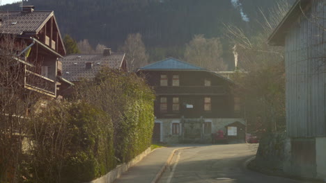 Morgendämmerung-In-Les-Carroz-D&#39;Arâches-Während-Des-Klimawandels-Im-Winter---Frankreich