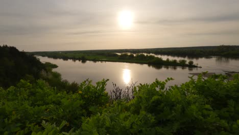 Bright-Sun-Shining-Over-Vistula-River-Near-The-Kazimierz-Dolny,-Poland