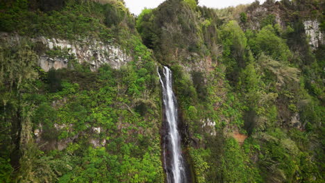 Zoom-out-movement-on-Rocha-do-Navio-waterfall,-Madeira,-Portugal