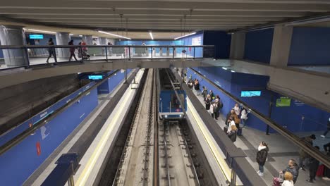 Estación-De-Metro-De-Atocha-En-Madrid,-España,-Vídeo-En-Tiempo-Real-Del-Tren-Que-Llega-A-La-Estación.